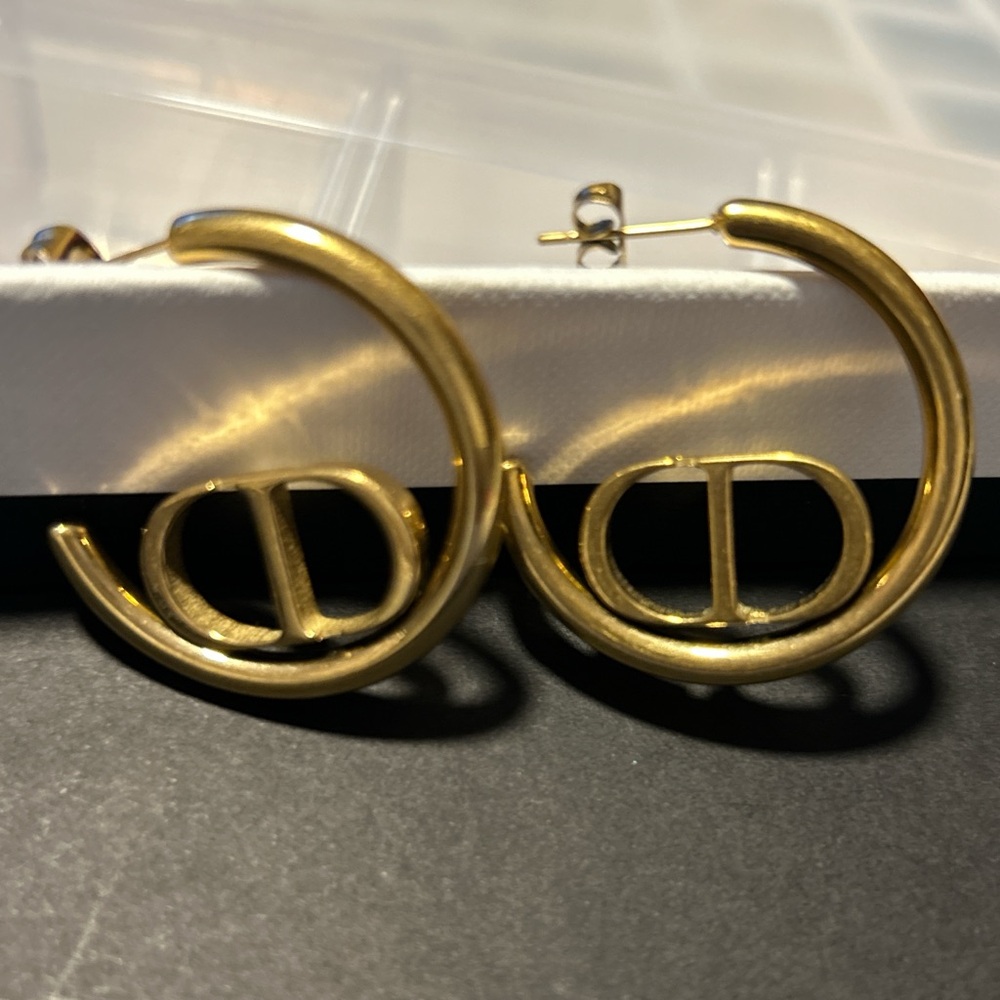 Chic Gold Designer Hoop Earrings